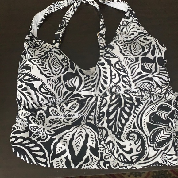 Chaps Other - Chaps size 18w swim top. Flattering